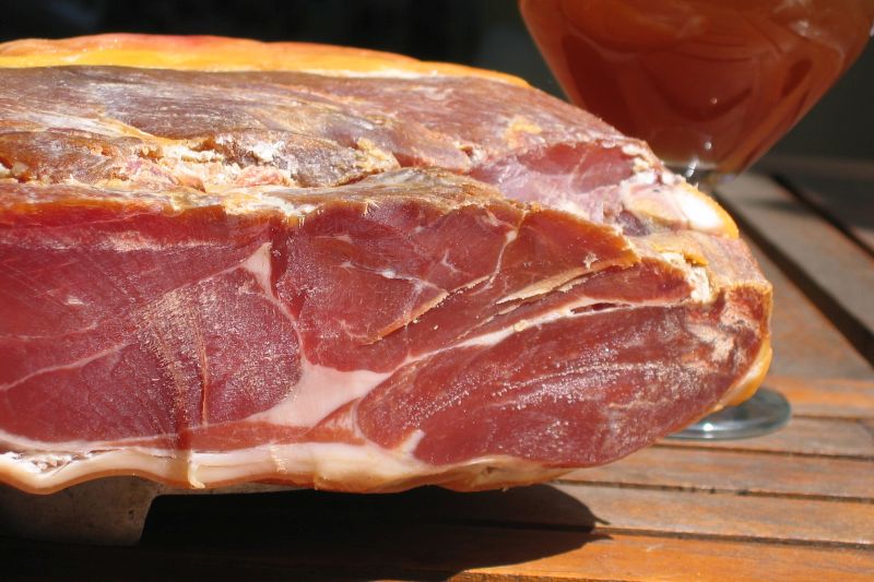 Ardenner Schinken auf Holzbrett
