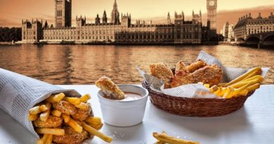 Fish and Chips in Tüte und Korb vor Londoner Silhouette