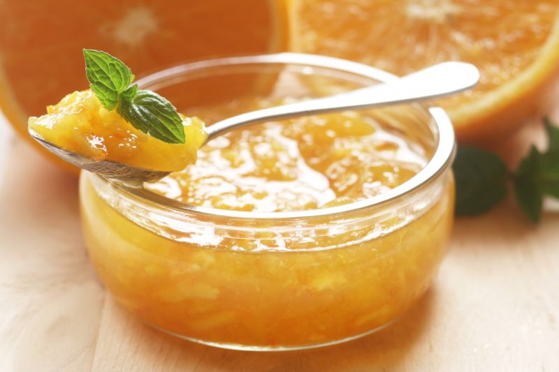 Töpfchen mit Orangenmarmelade