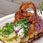 Vegetarisches Smørrebrød mit Kartoffeln und dekorativer Röstzwiebel