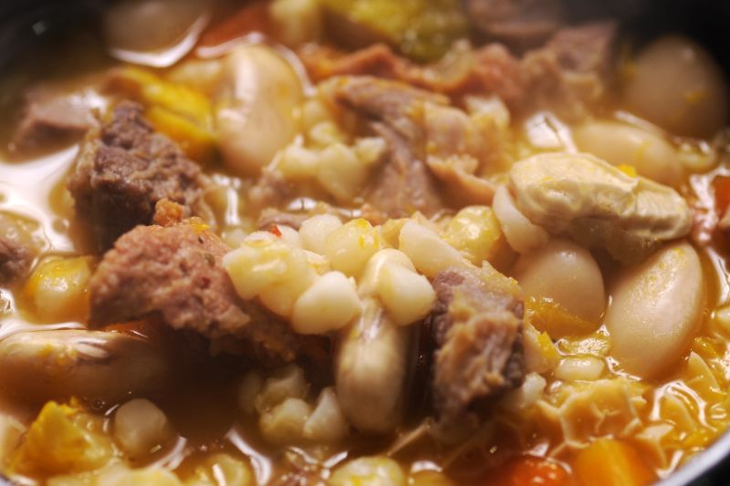 Locro-Eintopf mit Fleisch, Mais und weißen Bohnen