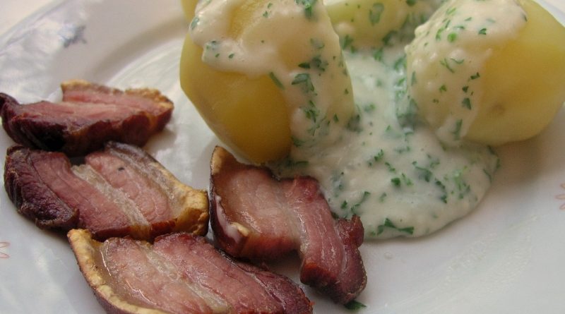 Teller mit Stegt flaesk med persillesovs