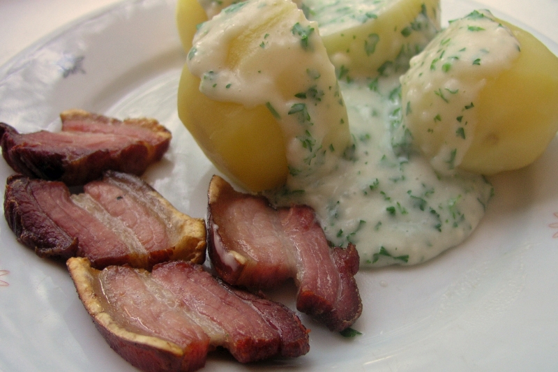 Teller mit Stegt flaesk med persillesovs