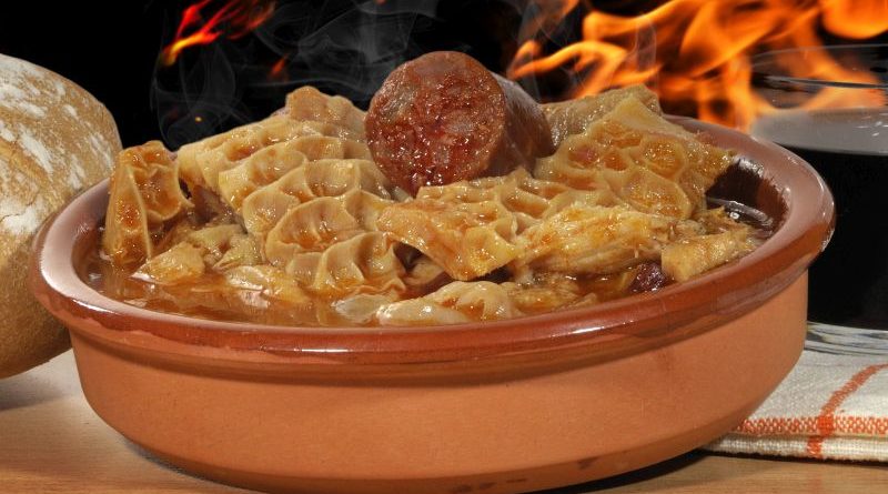 Schalte mit Callos a la madrileña (zu sehen sind Kutteln und Morcillo als Teil des Gerichts)
