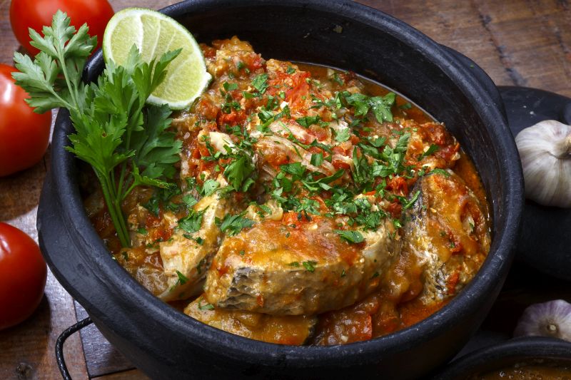 Schale mit Moqueca de peixa - gut zu sehen ist Fisch und frischer Koriander