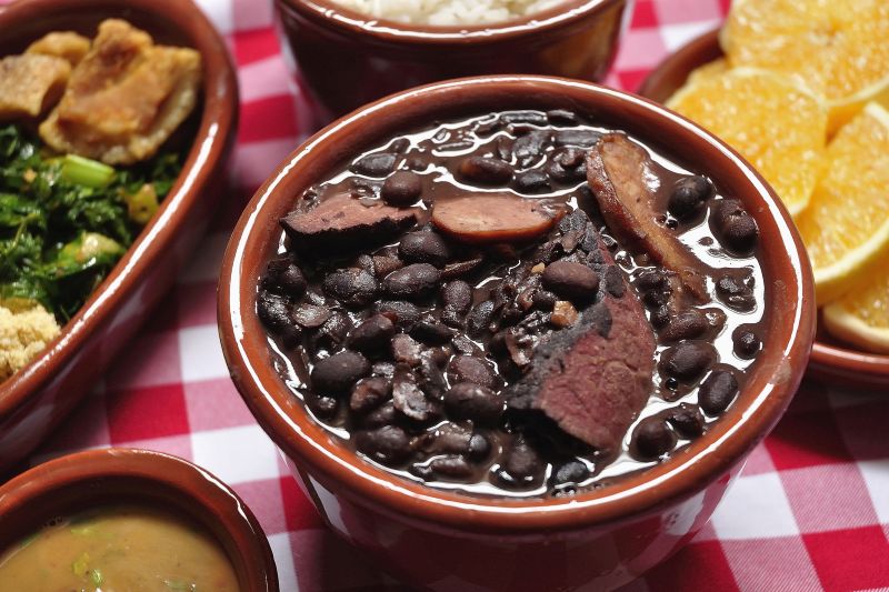 Topf mit Portion brasilianischer Feijoada - zu sehen sehr dunkle Bohnen und Fleisch