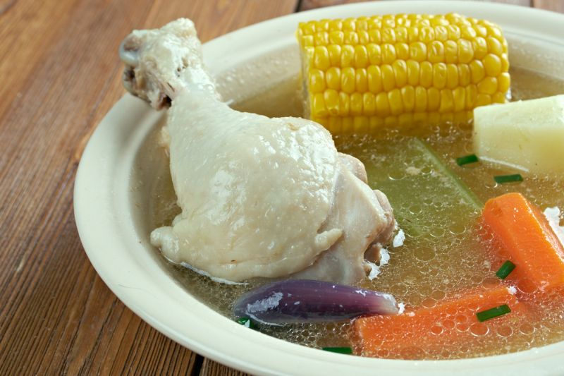 Cazuela de Ave im Teller: Hühnchen, Mais, Karotte, ...