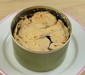 Geöffnete Konservendose mit Lachs als Inhalt