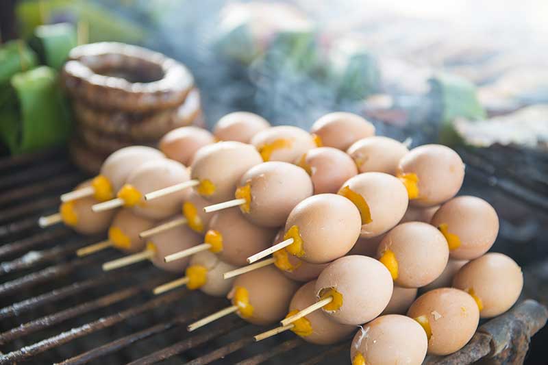 Grill mit mehreren Spießen a 3 Eiern (Khai Ping)