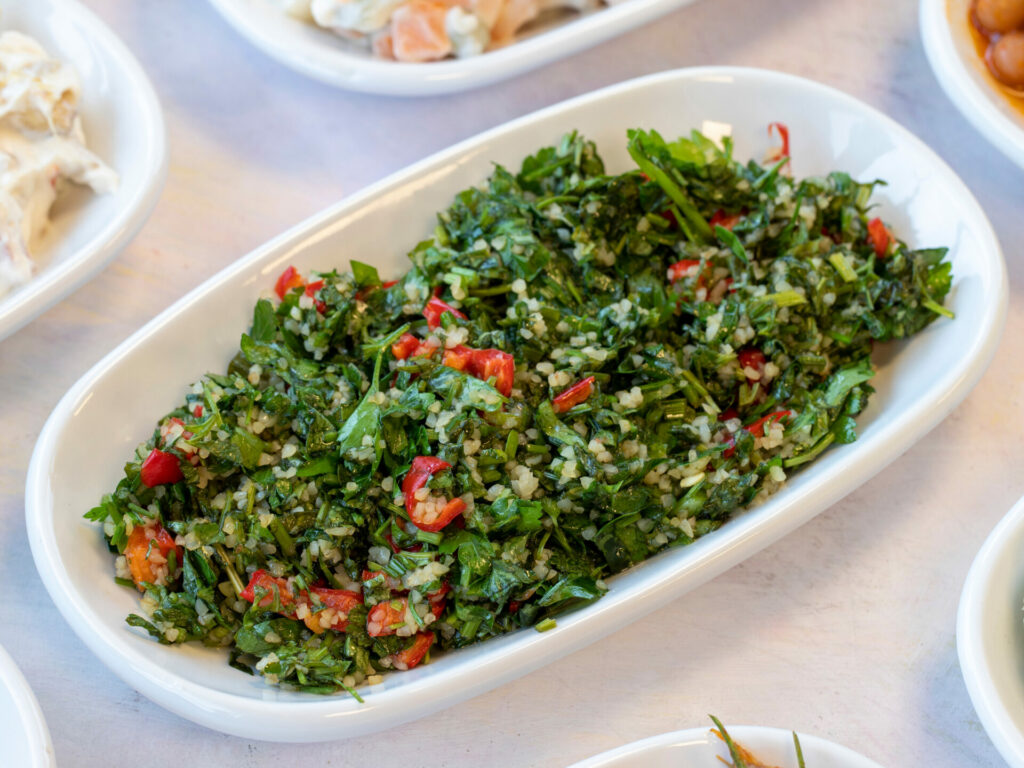Klassisches, ursprüngliches Tabouleh in weißem Schälchen