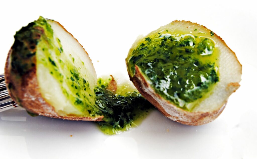Papas Arrugarada - eine Kartoffen aufgeschnitten mit grüner Sauce (Mojo verde)