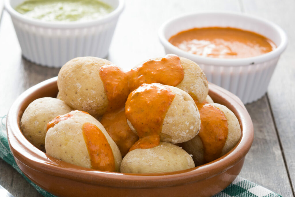 Schale Papas Arrigadas, im Hintergrund rote und grüne Mojo (Sauce zum Dippen)