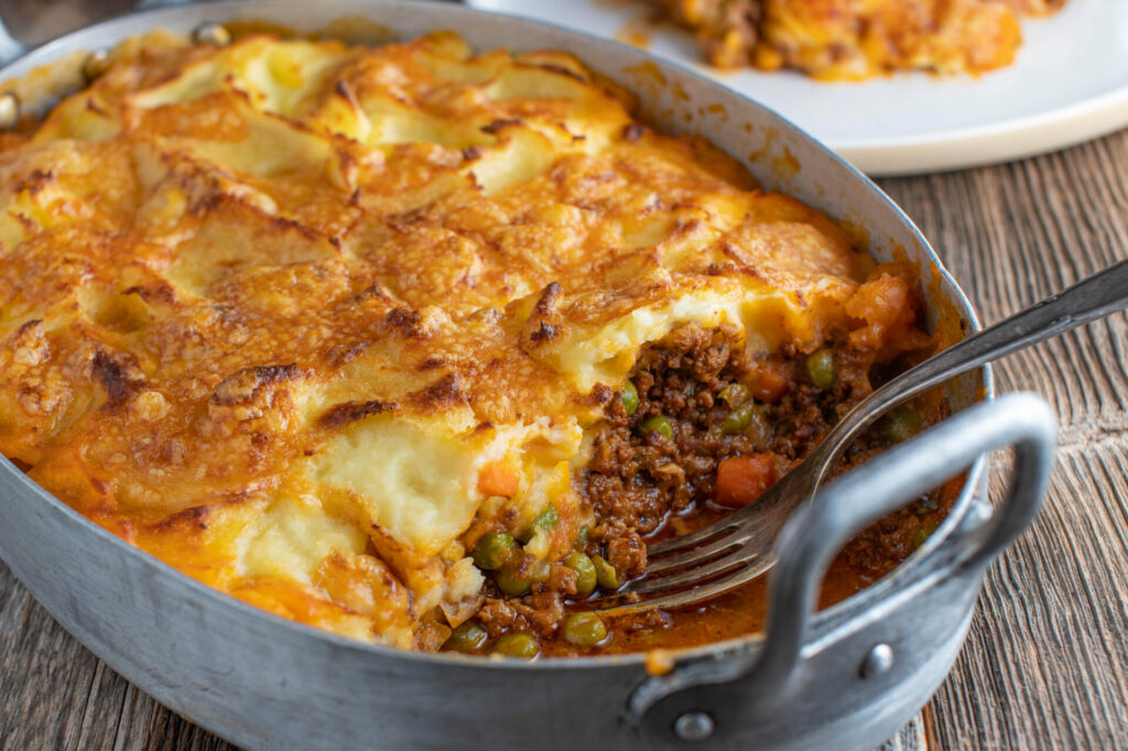 Shepherd's Pie in rustikaler Metallform. Erste Portion bereits entnommen.