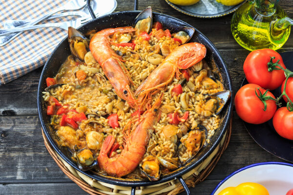 Pfanne mit fertiger Paella de Marisco - Garnelen, Muscheln und Tintenfisch-Stücke gut zu sehen
