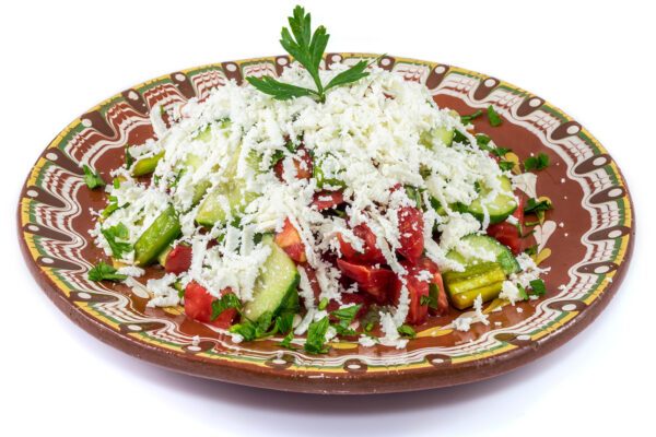 Schopska-Salat auf typisch bulgarischem Teller