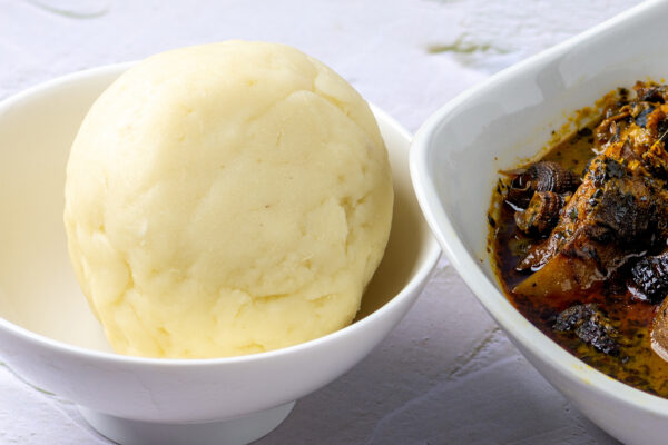 Schale mit Fufu - aus direkt gekochten oder vorab fermentiertem Maniok